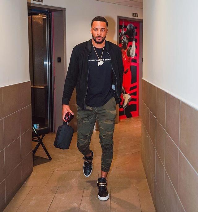 森林狼掘金赛后众生相：约基奇与对手相拥致意 掘金主场球迷狂欢（森林狼-掘金战后群像：约基奇与对手相拥致礼 掘金主场球迷沸腾）