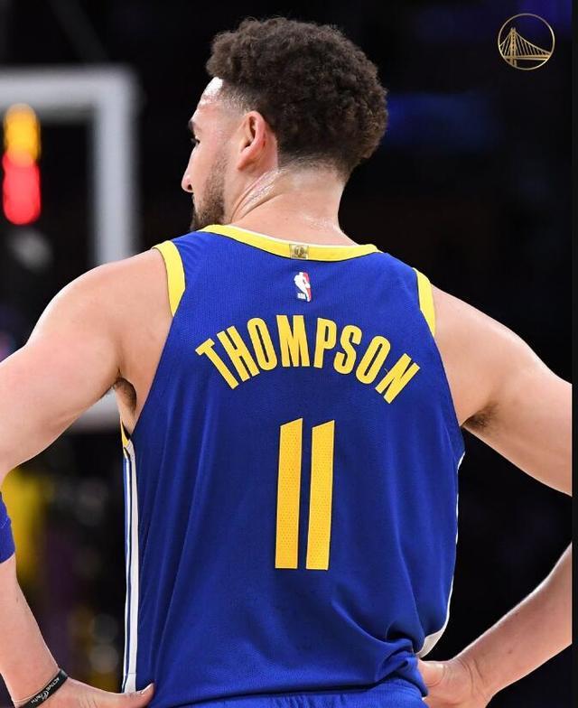 马刺篮球：独特战术体系铸就辉煌（马刺之道：独到战术体系成就传奇）