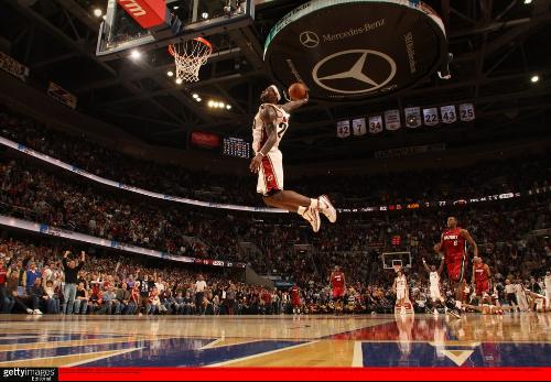 利物浦利好 利雅得新月有意签萨拉赫 2亿年薪 转会费超5300万欧（利物浦迎利好：利雅得新月开出2亿年薪求购萨拉赫，转会费超5300万欧）