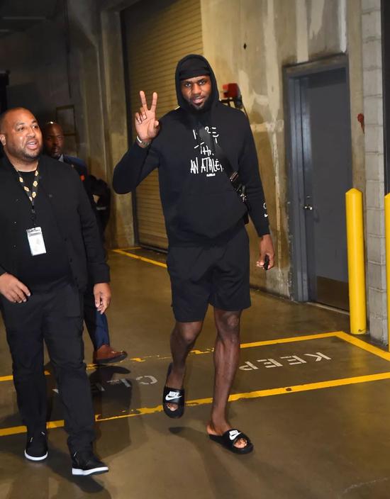 MLS主席告诉萨拉赫联系梅西，商讨他离开利物浦的惊人计划。（MLS主席促萨拉赫联络梅西，探讨其从利物浦离队的爆炸性计划）