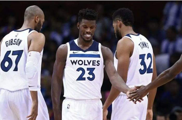 曼联再陷低谷：老特拉福德的失望之夜（红魔再度失意：梦剧场的苦涩之夜）