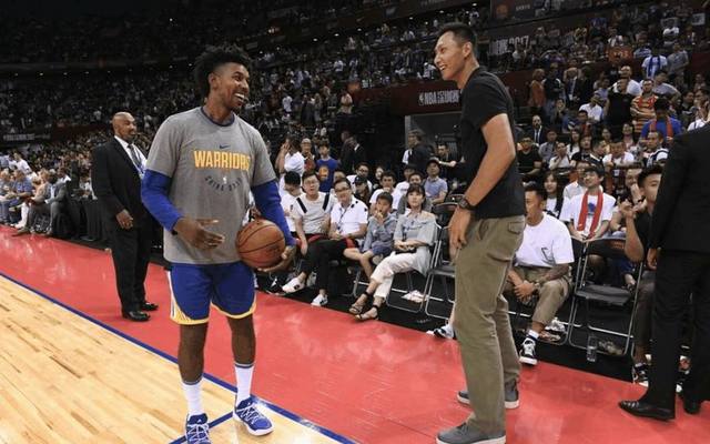 萨勒马克尔斯比赛里与裁判对峙，还被裁判踢了一脚（萨勒马克尔斯赛中与裁判对峙，竟被裁判踢了一脚）