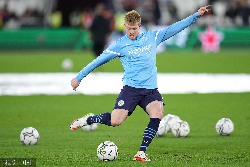 型男登场！76人球员入场穿搭秀，灯光摄像齐备（潮男亮相！76人球员入场造型秀，灯光摄影一应俱全）