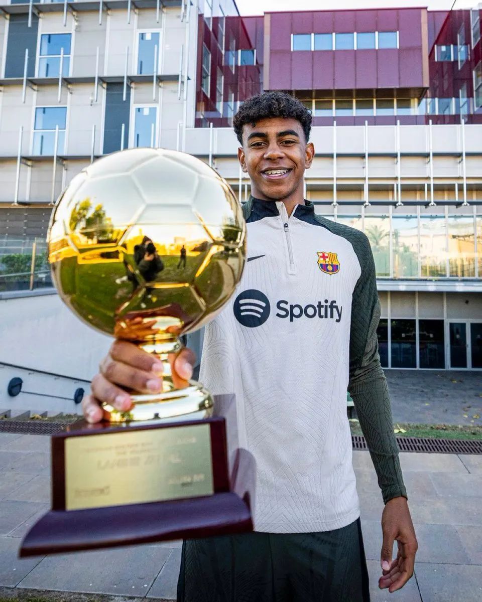 欧冠2-1逆转！巴萨天降神兵：后卫3分钟梅开二度创历史，逼近前八（欧冠2-1翻盘！巴萨奇兵突袭：后卫3分钟梅开二度改写历史，八强在望）