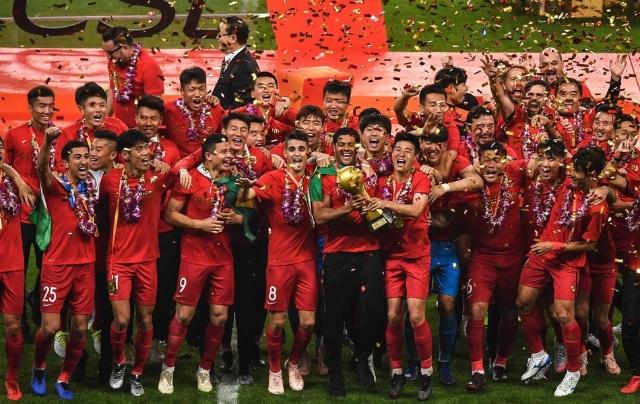 C罗被罚下后，爱尔兰一酒吧盛况：球迷鼓掌庆祝+击掌拥抱（C罗染红后，爱尔兰酒吧沸腾：球迷鼓掌欢呼、击掌相拥）