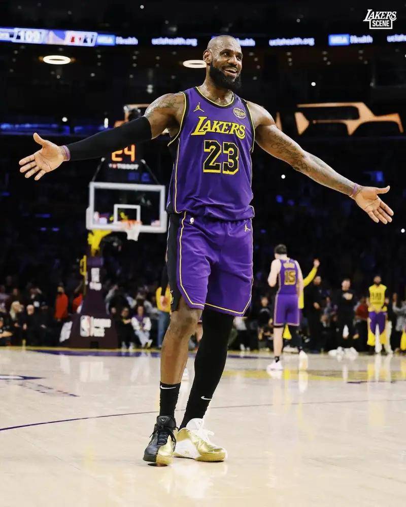 火箭半场篮板碾压对手仍落后，快船9记三分成反超关键（火箭半场篮板优势明显却仍落后，快船9个三分球扭转战局并反超）