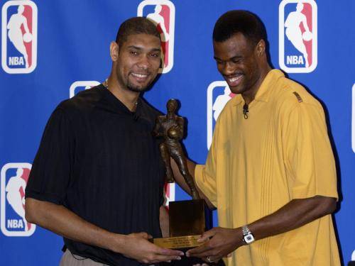 周六意甲焦点战：维罗纳迎战亚特兰大，保级压力与欧战野心的激烈碰撞！（意甲周六重头戏：维罗纳主场迎战亚特兰大，保级压力硬碰欧战雄心）