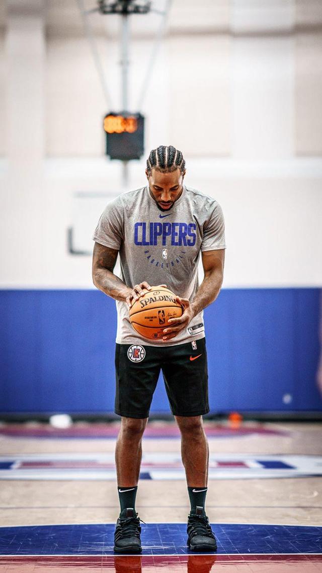 斯蒂尔：俱乐部将在周一上午面临一项重大抉择——是否让萨拉赫随队出征意大利（斯蒂尔：周一上午俱乐部将作出关键决定——萨拉赫是否随队赴意）