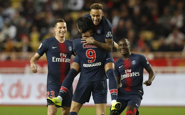 足球职业化的全球趋势（全球足球职业化潮流）